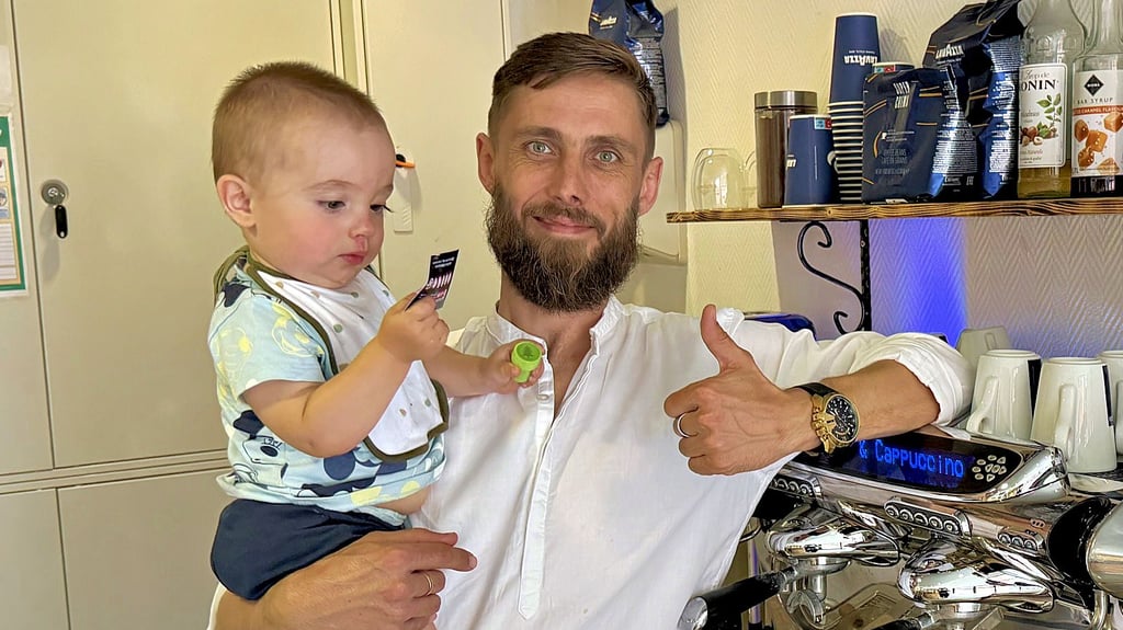 Nicht aufgeben, immer positiv nach vorn schauen. Auch und vor allem in schwierigen Zeiten. Diese Lebensmaxime gibt Maximilian Baisel, Chef des „König Kaffee“ in der Poststraße, sehr gern an seinen einjährigen Sohn Lew weiter.