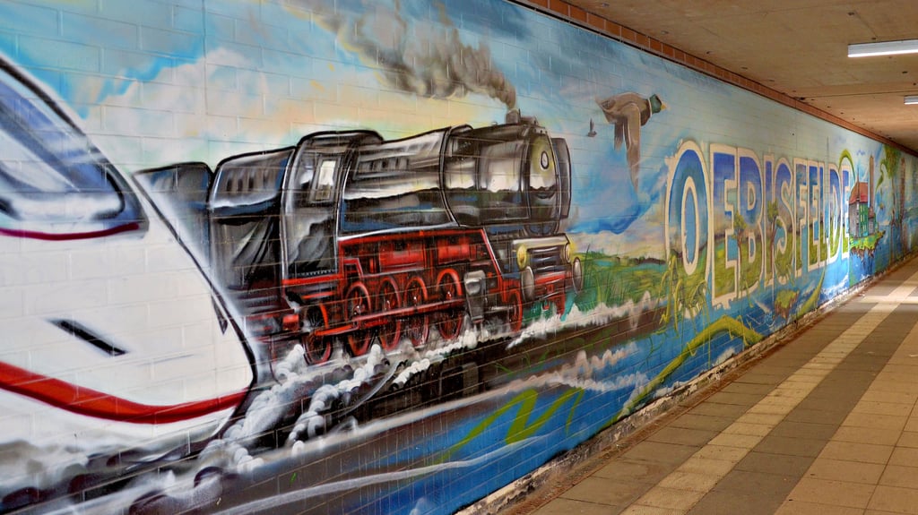 Dampflok gegen ICE – für den Oebisfelder Bahnhof haben Matthias Täger und seine Freunde ein passendes Motiv für die graue Wand gefunden. Doch immer wieder müssen die Grafitti-Künstler ihre Werke ausbessern, weil sie oftmals von Fußballfans wieder beschmiert werden.