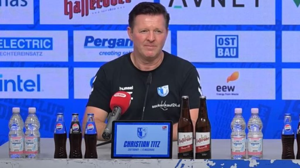 Trainer Christian Titz hinter Pepsi-Flaschen: Der 1. FC Magdeburg hat seinen Getränke-Partner zur neuen Saison gewechselt.