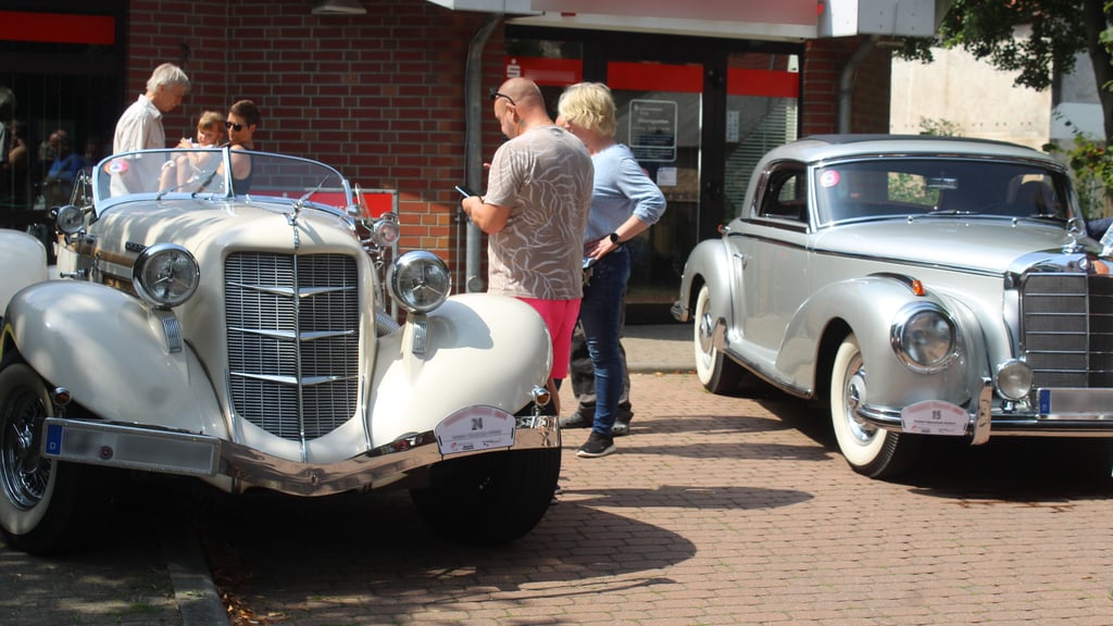 Die "Dalldorf classic" macht Station in Beendorf. Dabei sorgen ein Auburn und ein Mercedes für staunende Blicke.