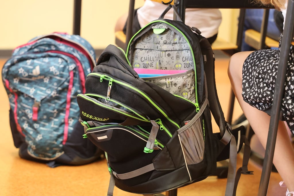 An einer Schule in Thüringen ist ab sofort bauchfreie Kleidung tabu. (Archivbild)