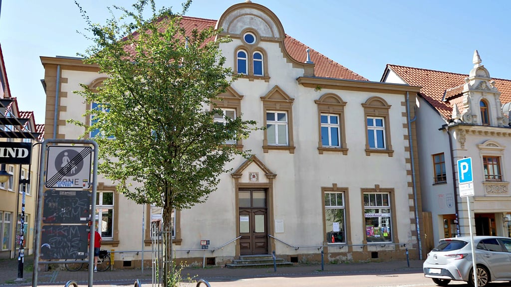 Das alte Rathaus hat eine Famillie mit zwei kleinen Kindern gekauft. Wenn der Denkmalschutz seine Arbeit erledigt hat, kann der Umbau starten.