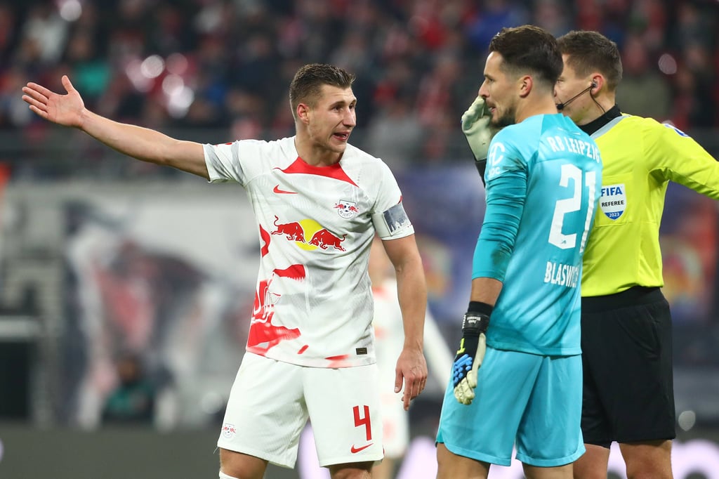 Willi Orban in einem Bundesligaspiel beim Schiedsrichter.