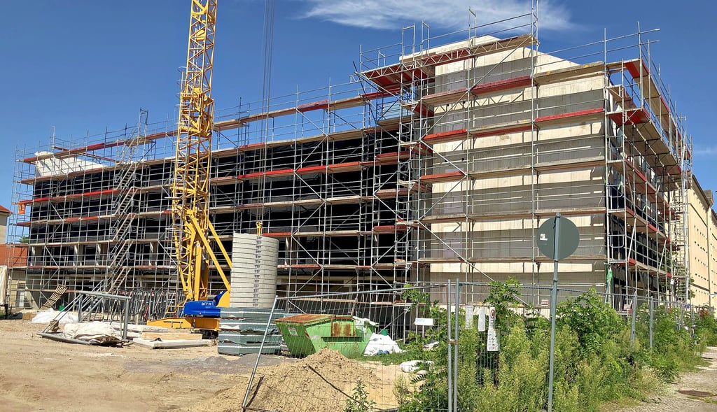Blick auf die Baustelle in der Basedowstraße von der Akenschen Straße aus: Der erste Teil des Gebäudes ist bereits auf vier Etagen angewachsen.