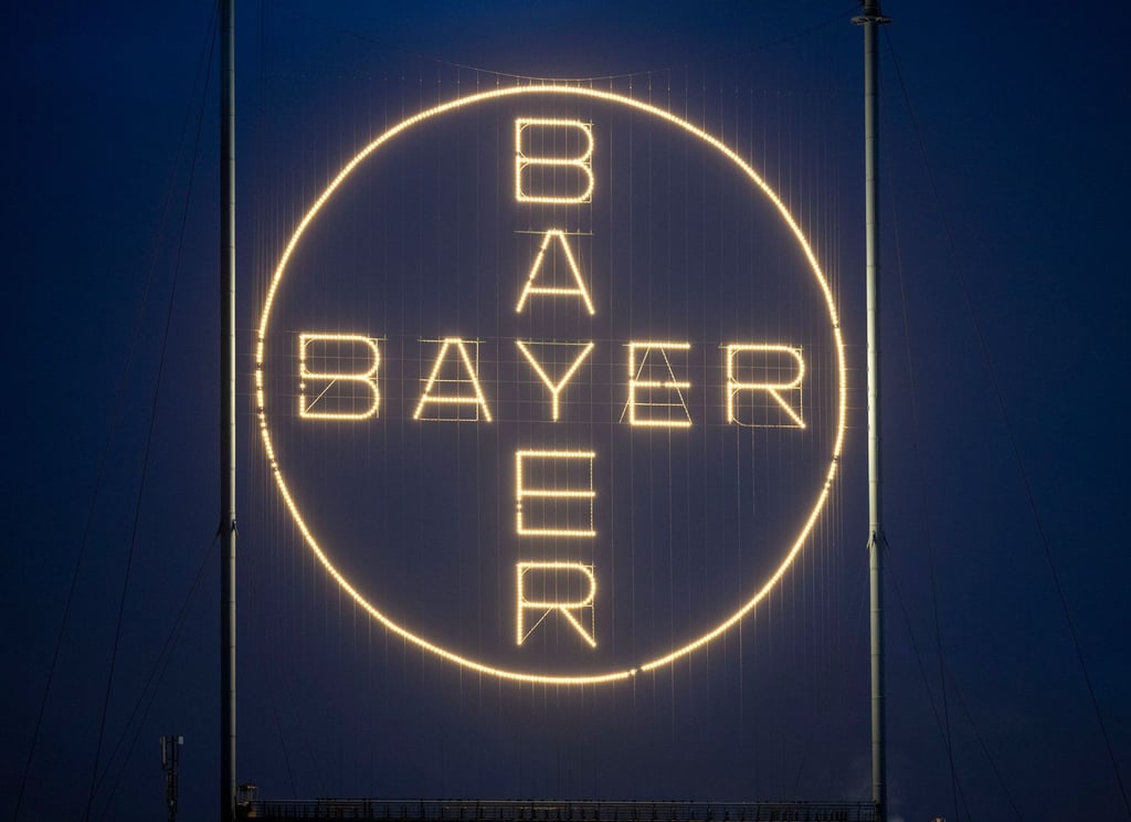 Das Bayer-Kreuz, das Logo des Unternehmens, leuchtet auf dem Werksgelände von Bayer in Leverkusen.