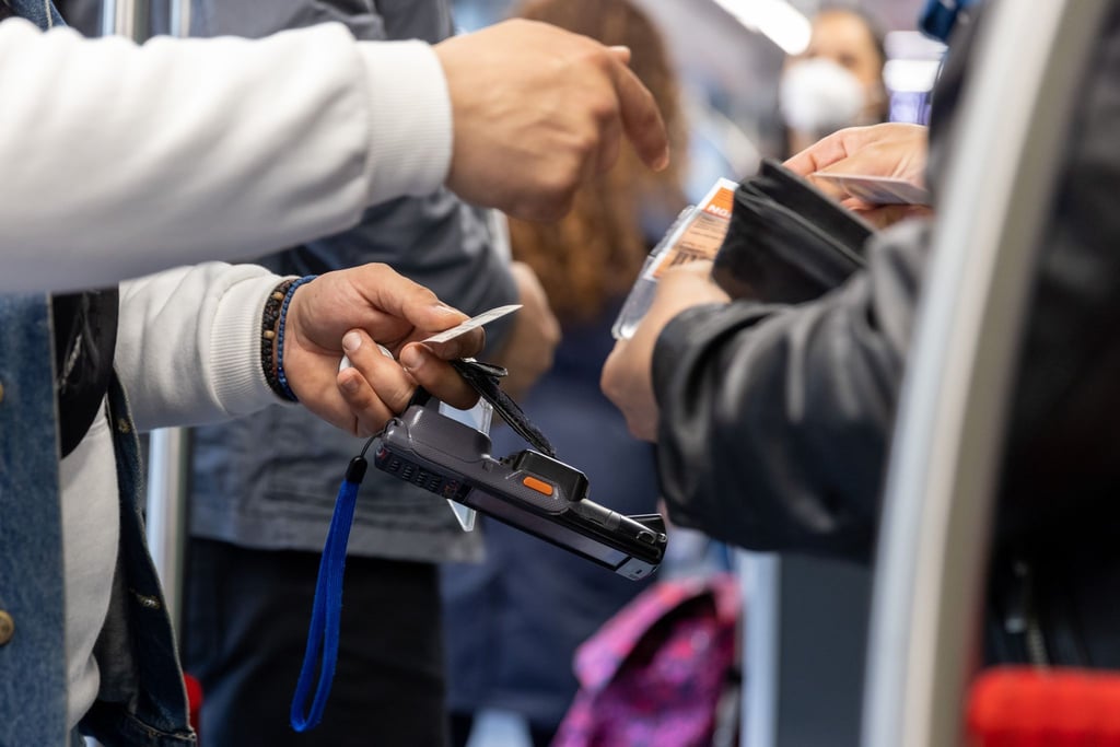 Fahrkartenkontrolle im öffentlichen Nahverkehr: Wer in Deutschland ohne Ticket U-Bahn fährt, muss in der Regel keine Sperren überwinden. Anders ist es in europäischen Metropolen wie Paris oder London. (Archivbild)
