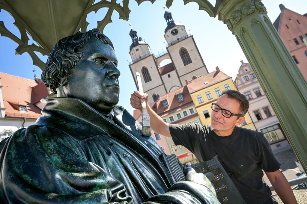 Bevor ein Spezialwachs aufgetragen werden kann, mussten die Denkmäler von Luther und Melanchthon gereinigt werden.