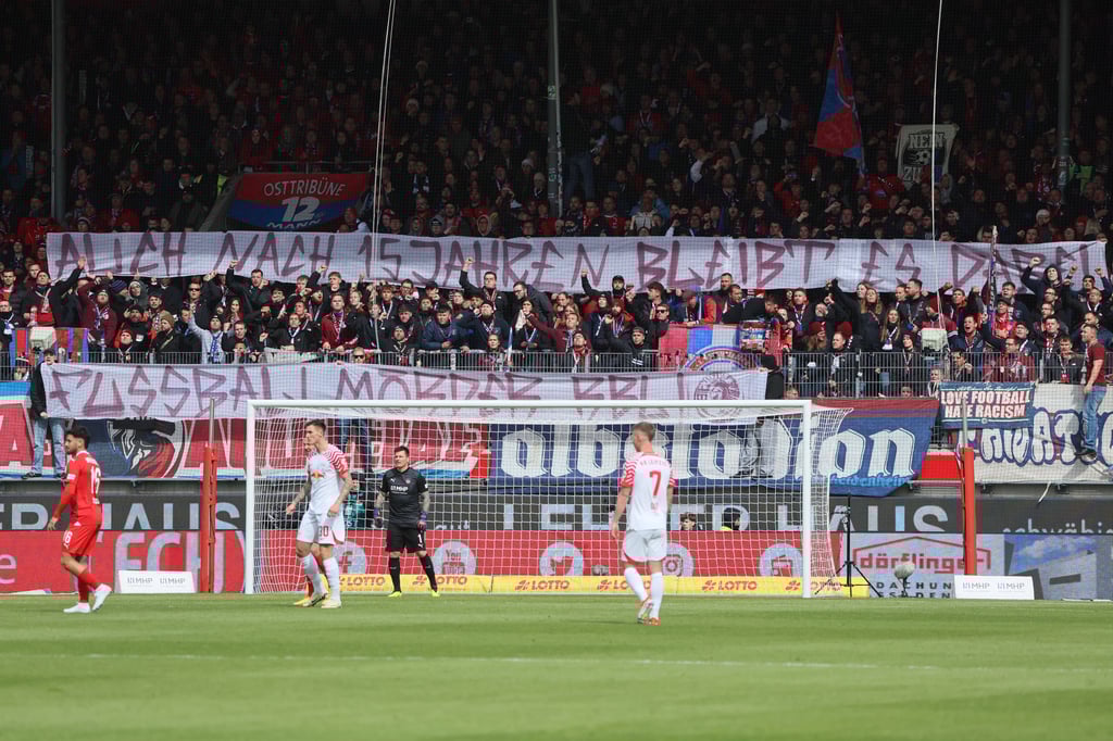Anti-RB-Banner Heidenheimer Fans beim Spiel gegen Leipzig
