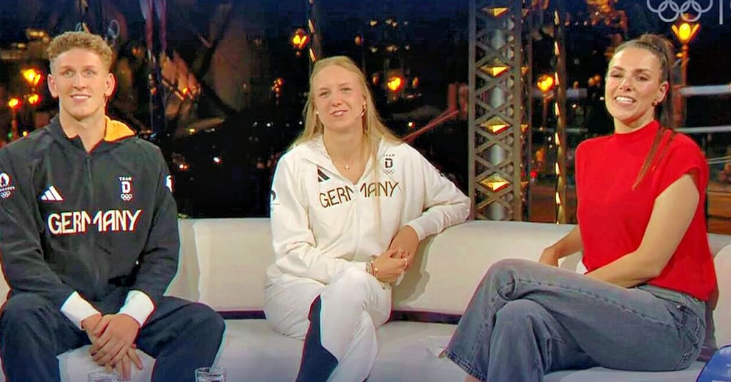 Die Magdeburger Lukas Märtens, Isabel Gose (M.) und Moderatorin Esther Sedlaczek im Olympiastudio der ARD.