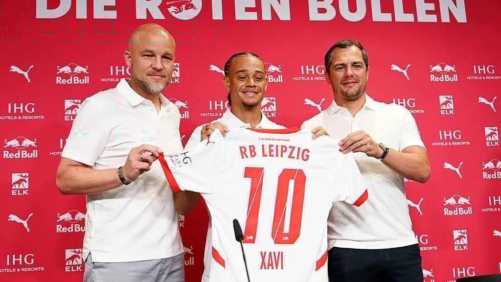 RB-Sportchef Rouven Schröder, Xavi Simons und der neue Geschäftsführer Sport Marcel Schäfer (v.l.)