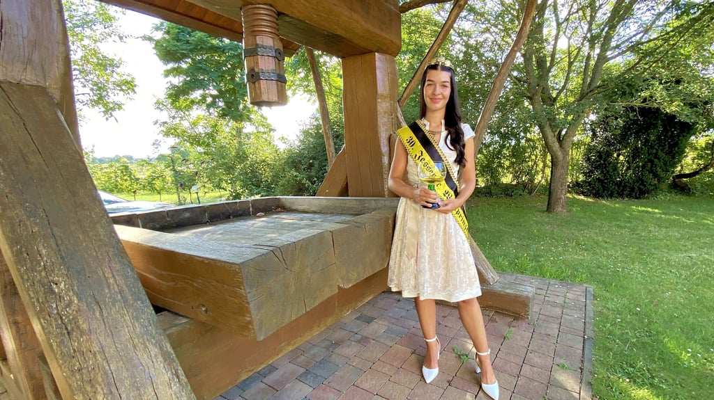 Annalena Fromm, hier vor der Hankeschen Weinpresse, ist die 30. Jessener Weinprinzessin. Sie ist 22 Jahre jung und wohnt bald wieder in der Elsterstadt.