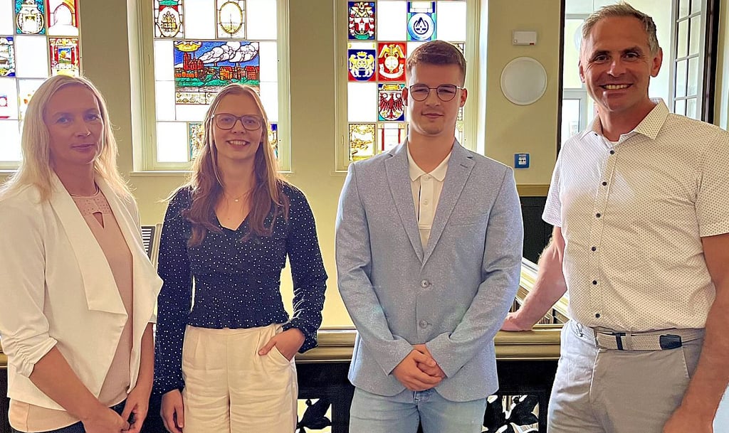 Bürgermeister Steffen Schilm und Ausbilderin Stephanie Koszior (links) mit den neuen Mitarbeitern Elisa Haarseim und Paul Stasch.