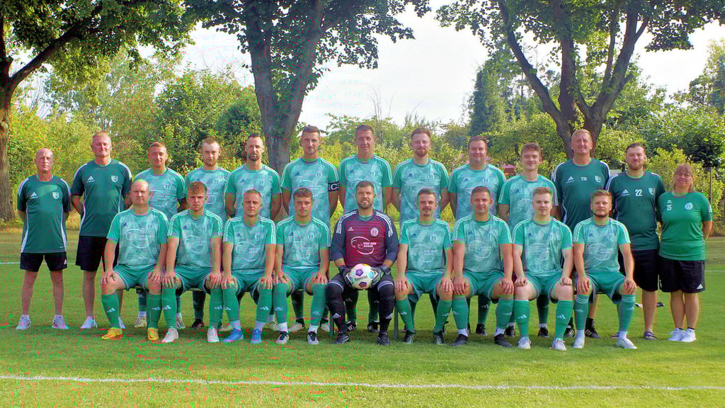 Der Kader des SV Wolmirsleben/Unseburg/Tarthun für die Saison 2024/25 in der Fußball-Landesklasse 3: Burkhardt Herrmann (Betreuer), Tobias Maier (Sportlicher Leiter), Marcus Beck, Johannes Beyer, Patrick Anhalt, Kevin Hartmann, Christoph Karasch, Markus Frost, Martin Ruge, Tim Witte, Andreas Rohrschneider (Trainer), Karim Hassi (Betreuer), Sandra Elbin (Betreuerin; stehend v.l.) sowie Sebastian Michael, Robin Stephan Potschkat, David Siege, Lucas Elbin, Marcel Paternoga, Tim Pflug, Karsten Schmidt, Max Neumann und Julien Karasch (sitzend v.l.). Es fehlen: Johnny Rodriguez Gomez, Ricardo Rodriguez Gomez, Denis Winter, Jan Moritz Michael, Robin Gesell, David Barbe, Robin Müller, Philipp Hartmann, Matthias Minkus und Gabriel Kleider.