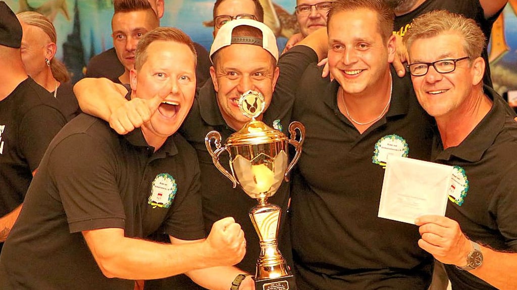 Das Team des Schul- und Heimatfestvereins Jessen mit Maik Fischer, Jörg Wolfslast, Friedrich Jähnel und Michael Fischer (v.l.n.r.) kann seinen Erfolg am späten Freitagabend im Schlosspark-Bowling kaum fassen.