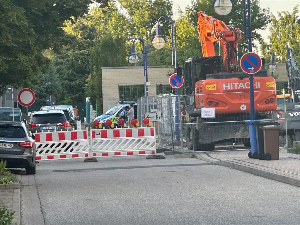 Die Polizei sperrte am frühen Abend den Bereich rund um den Fundort der Fliegerbombe in Magdeburg großflächig ab.