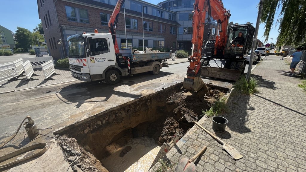 Mitarbeiter der Midewa arbeiten in der Röhrenstraße daran, die Havariestelle zu lokalisieren, um den Wasserrohrbruch so schnell als möglich zu beheben.