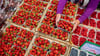 Erdbeeren vom Wochenmarkt sind beliebt - diese Saison fiel die Ernte jedoch schlechter aus als in der letzten. (Archivfoto)