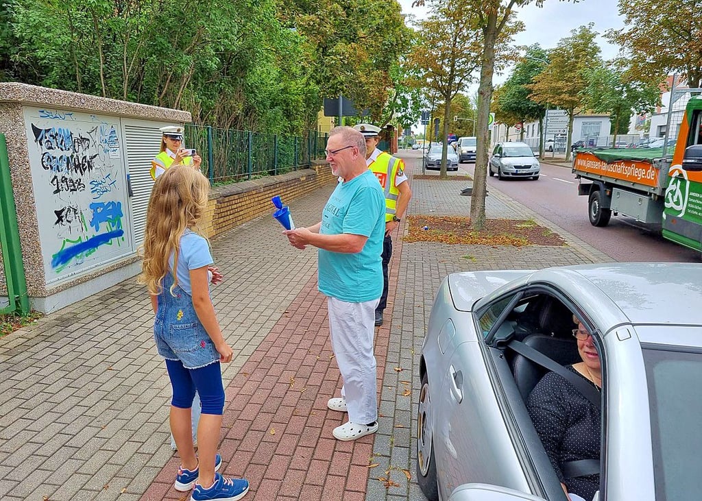 Manche Fahrer stiegen sogar aus, um ihre Tüte zu empfangen.
