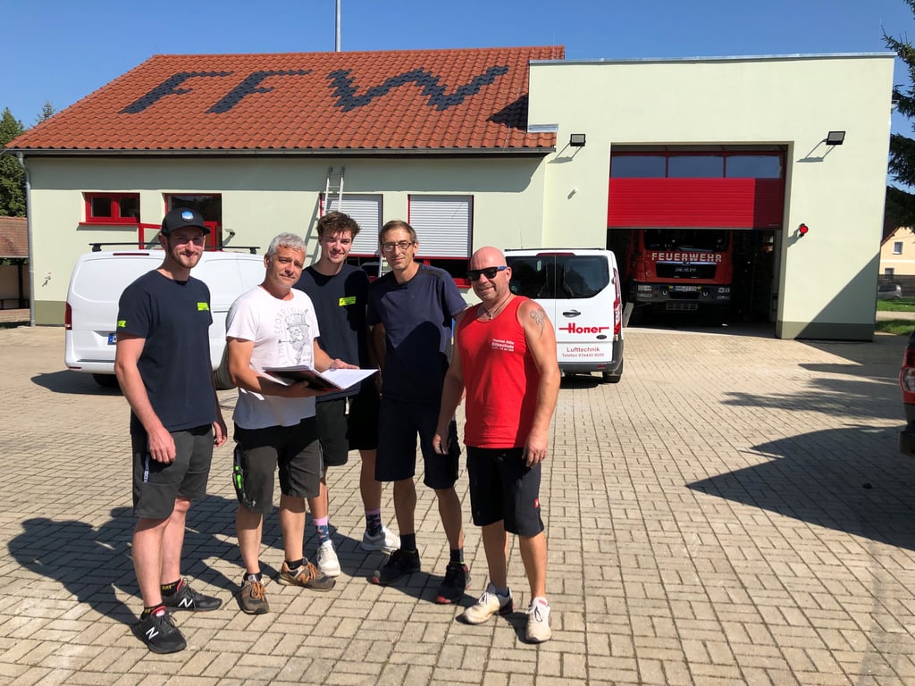 Derzeit laufen die letzten Arbeiten im Feuerwehrgerätehaus Gröbitz. Wehrleiter Jirka Nierling (2.v.l.) und seine Kameraden Falk Edel (l.) und Kevin Löffler (M.) besprechen sich mit Martin Laue von der Firma Honer Lufttechnik und Thomas Hille, der den Blitzschutz einbaut.