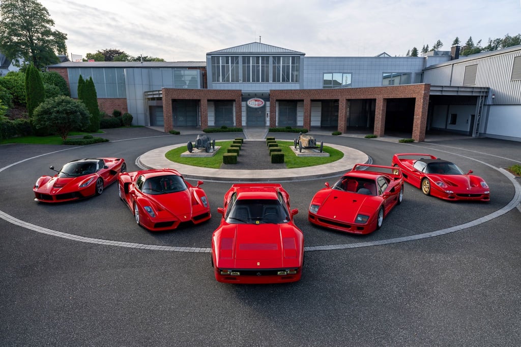 Wie ein Kind im Bonbonladen: Welchen von diesen legendären Top-Ferrari würden Sie fahren wollen - vielleicht den 288 GTO (Mitte) oder lieber den F40 (rechts davon)?