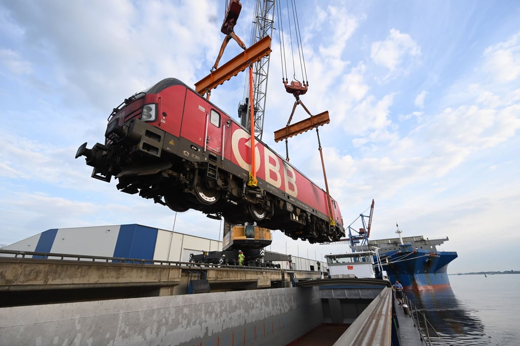 Nach der Beschädigung der Huntebrücke bei Elsfleth müssen gestrandete Loks im Hafen von Brake per Schiff abtransportiert werden.