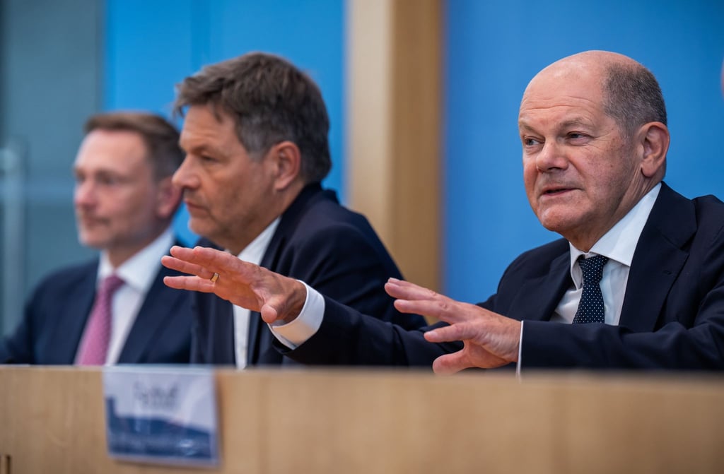 Die Wogen glätten, das scheint für die Koalitionsspitzen Scholz, Lindner und Habeck das Motto der Stunde. (Archivbild)