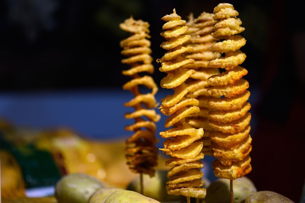 Die knusprig-goldbraun frittierten Kartoffeltornados erinnern an Luftwirbel, die um die eigene Achse rotieren.