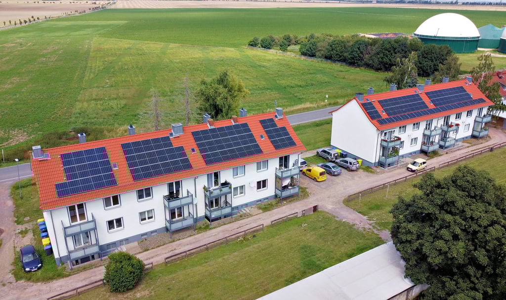 Die Anlage läuft. Der Strom wird aber noch ins öffentliche Netz eingespeist. Künftig sollen ihn die Mieter selbst verbrauchen.