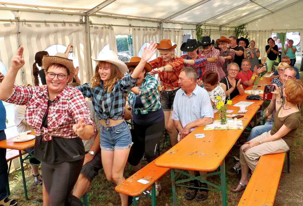 Beste Stimmung herrscht beim Unterhaltungsprogramm zum Dorffest in Steinsdorf.