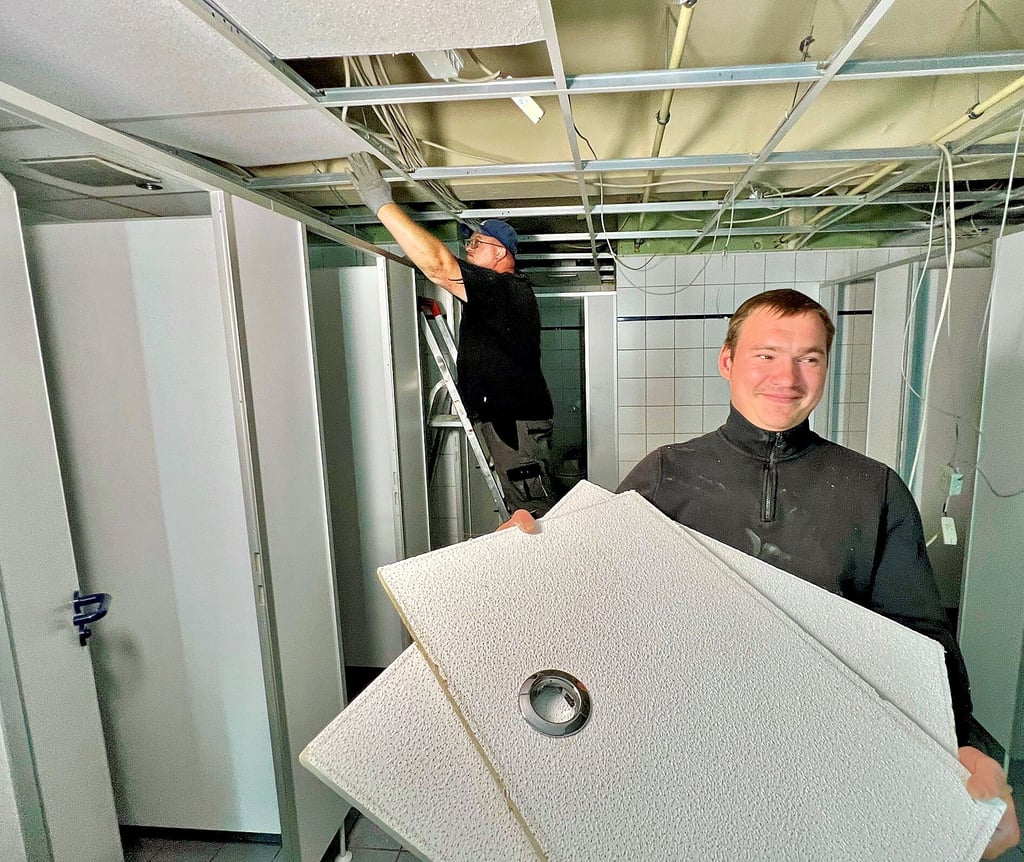 Handwerker haben mit der Entkernung der sanitären Anlagen im Kurhaus Bernburg begonnen.