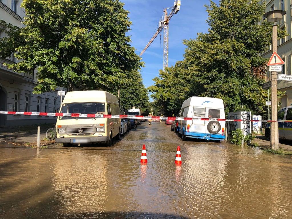 In Berlin-Pankow steht nach einem Wasserrohrbruch eine Straße unter Wasser.