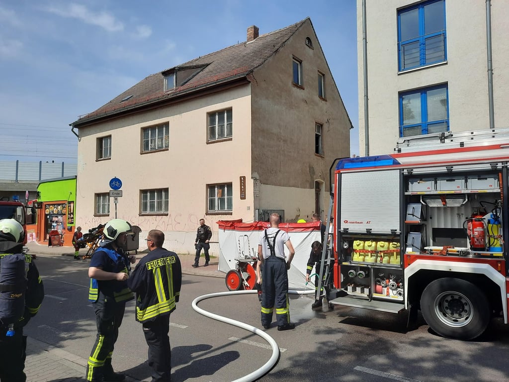 Bei einem Hausbrand in Merseburg ist ein 72 Jahre alter Mann getötet worden. Neun Minuten nach der Alarmierung begann der Löscheinsatz der Feuerwehr in Merseburg.