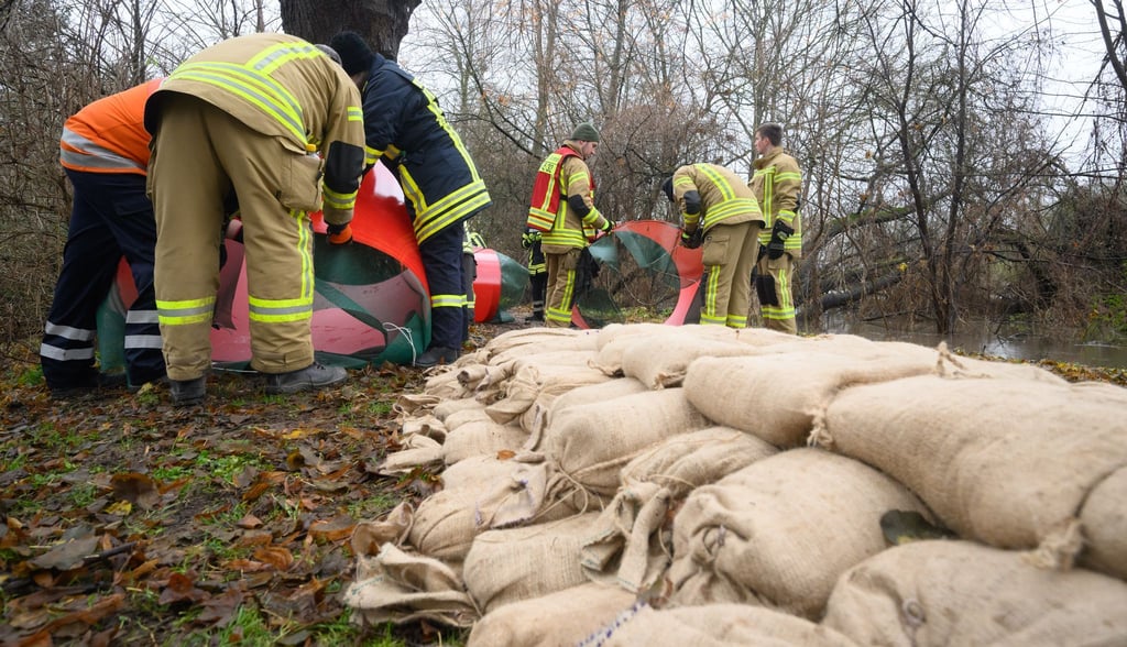 Nach dem Hochwasser zum Jahreswechsel stellt das Land Niedersachsen 18 Millionen Euro für die Beseitigung von Schäden an der öffentlichen Infrastruktur bereit. (Archivbild)