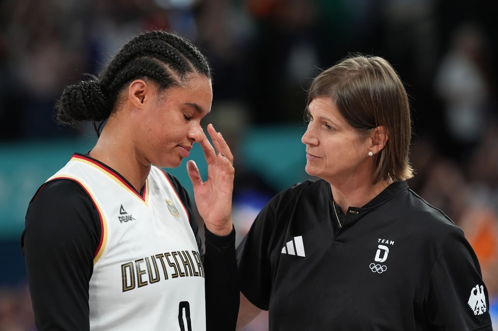 Bundestrainerin Thomaidis tröstet Satou Sabally.