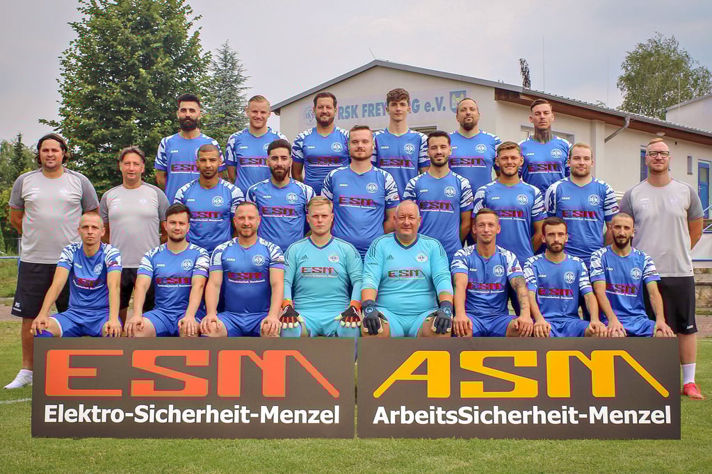 Der FC RSK Freyburg vor der neuen Landesklasse-Saison - hi., v.l.: Khail Alalo, Jonas Weise, Pierre Gottschalk, Louis Mohrmann, Stefan Lehwald, Steven Krumbholz; Mi., v.l.: Michael Staake (Physiotherapeut), Daniel Keller (Co-Trainer), Sergio Adrian Schulz, Sino Alalo, Felix Kaiser, Max Schirner, Marvin Mänicke, Jonas Schied, Ronny Sieber (Trainer); vo., v.l.: Christian Lehwald, Jonas Schmiedl, Daniel Fischer, Marvin Bagdohn, Denis Hörnig, Daniel Söll, Lucas Cebulla, Bassam Khleef. Es fehlen: Till Kirchhoff, Felix Bartel, Christoph Madeja, Philipp Kolata, Anton Eisenhut, João Carlos Dos Prazeres Pires, Oskar Kutzner, Darius Keller, Louis Butthof.