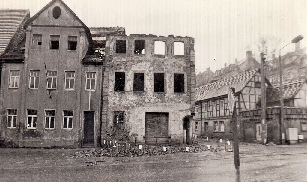 1986 ist das Schicksal der barocken Häuser Brühl 1 und 2 entschieden. Ihr Abriss reißt eine weitere Wunde in das Stadtbild.