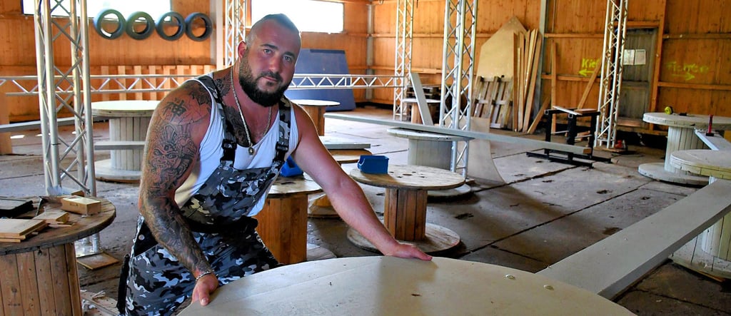 In Arendsee entsteht eine neue Freizeit-Anlage: Sancho Müller arbeitet am Aufbau einer Kletter- und Geschickligkeitsanlage in einer Halle.