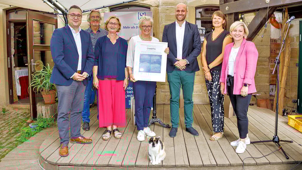 Haben sich zur Gründung einer neuen Tourismusinitiative auf dem Ziegenhof Schleckweda getroffen: Matthias Albrecht (v.l.), Marcus Lechner, Melanie Albrecht, Jana Sörgel, Benjamin Bachar, Sandra Engel und Antje Peiser sowie ganz vorn Mina.