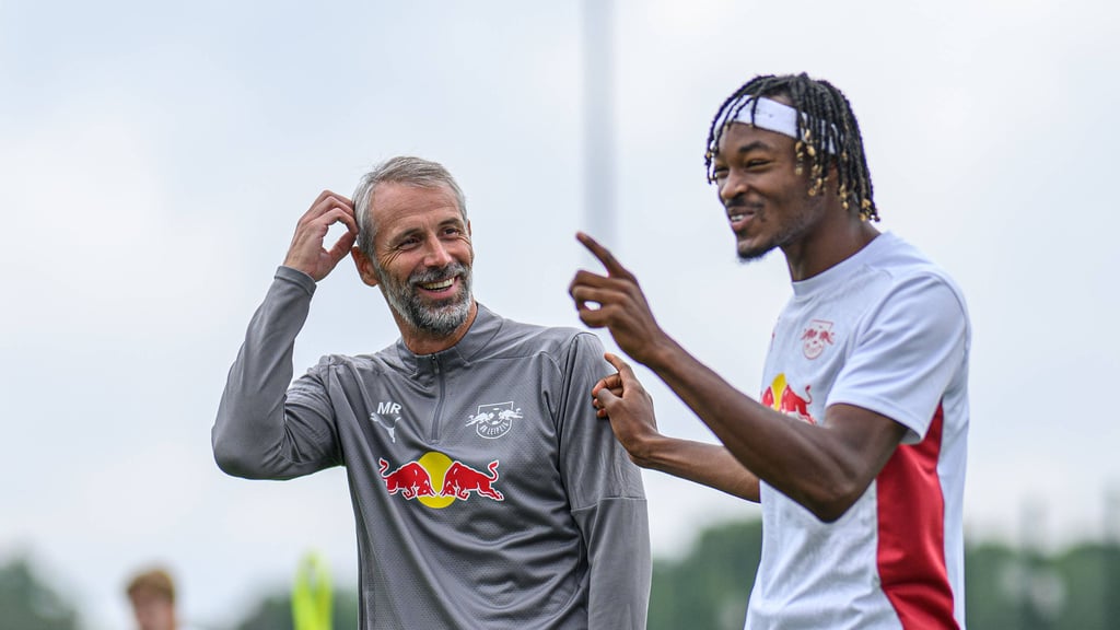Mohamed Simakan (r.) mit RB-Coach Marco Rose.
