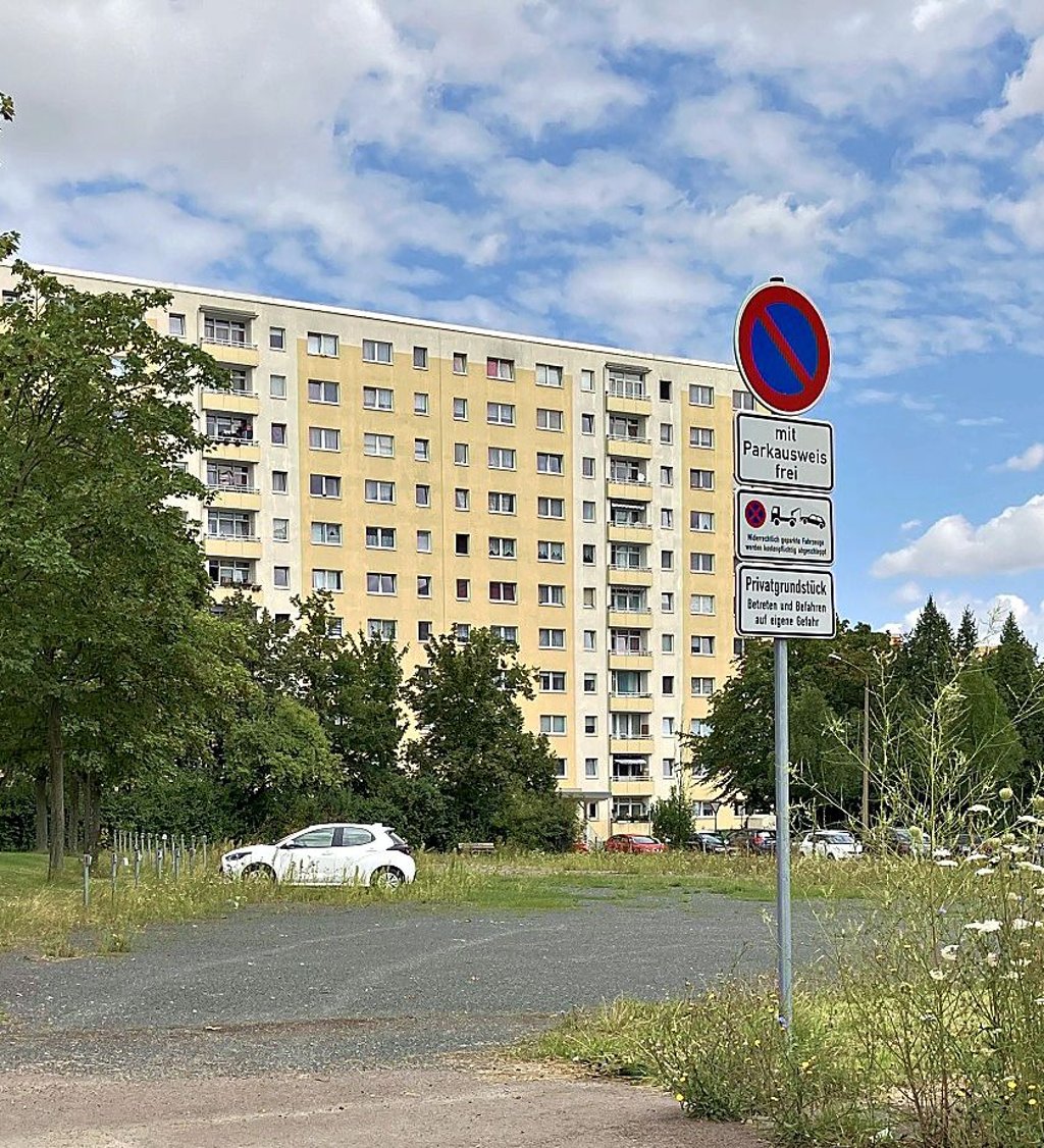 Kaum genutzt: der Verwaltungsparkplatz in Halle-Neustadt