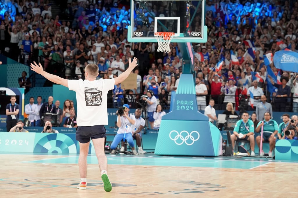 Störte den Ablauf: Ein Mann in der Basketball-Arena.