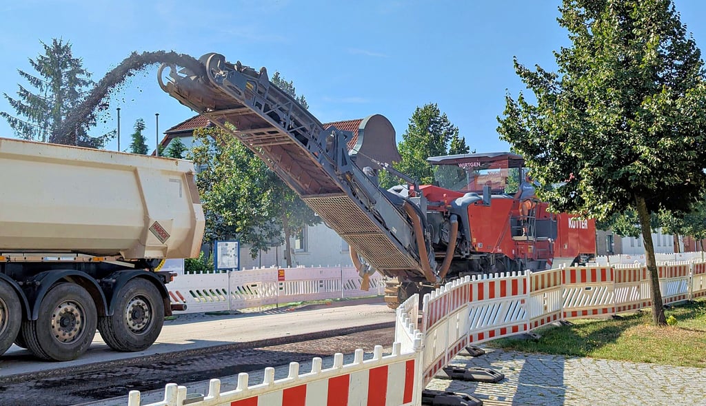 Seit Mittwoch wird innerhalb des 3. Bauabschnittes des grundhaften Ausbaus der Bundesstraße 1 in Gerwisch zwischen Kirche und E-Markt die Oberfläche abgefräst.