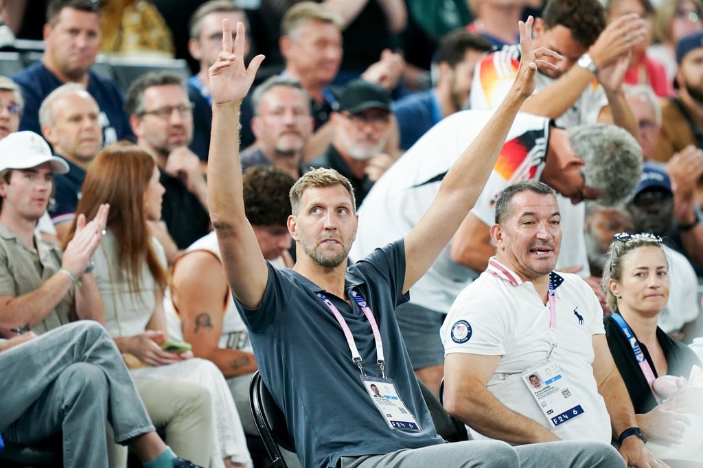 Dirk Nowitzki fiebert in Paris mit den deutschen Basketballern mit.