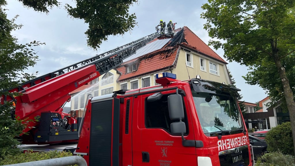 Schülerinnen und Schüler wurden unverletzt zu einer Sammelstelle gebracht und von den Eltern abgeholt.