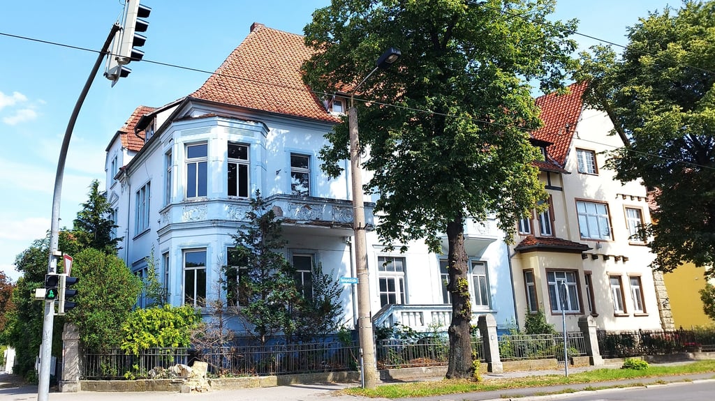 Der Garten verwildert, das Mauerwerk bröckelt, Dachziegel fallen herab: Seit Jahren ist die Villa in der Friedenstraße/Ecke Spiegelstraße in Halberstadt verwaist.