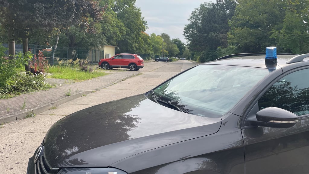 Die Polizei war nach einer Bombendrohung in der Uhlandschule Genthin im Einsatz.