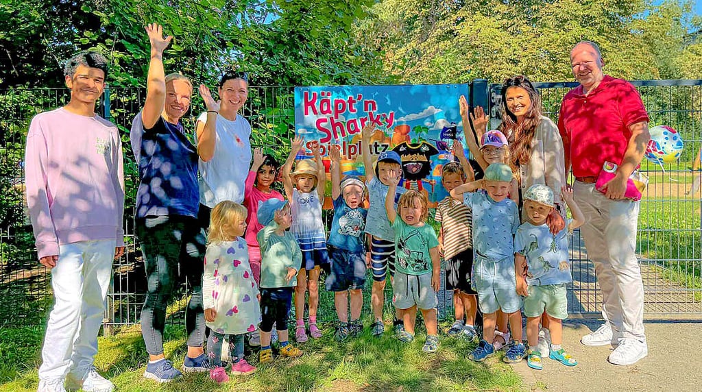 Kinder der Kita Wawuschel taufen den Bewos-Spielplatz in der  Hermann-Duncker-Straße in Oschersleben.