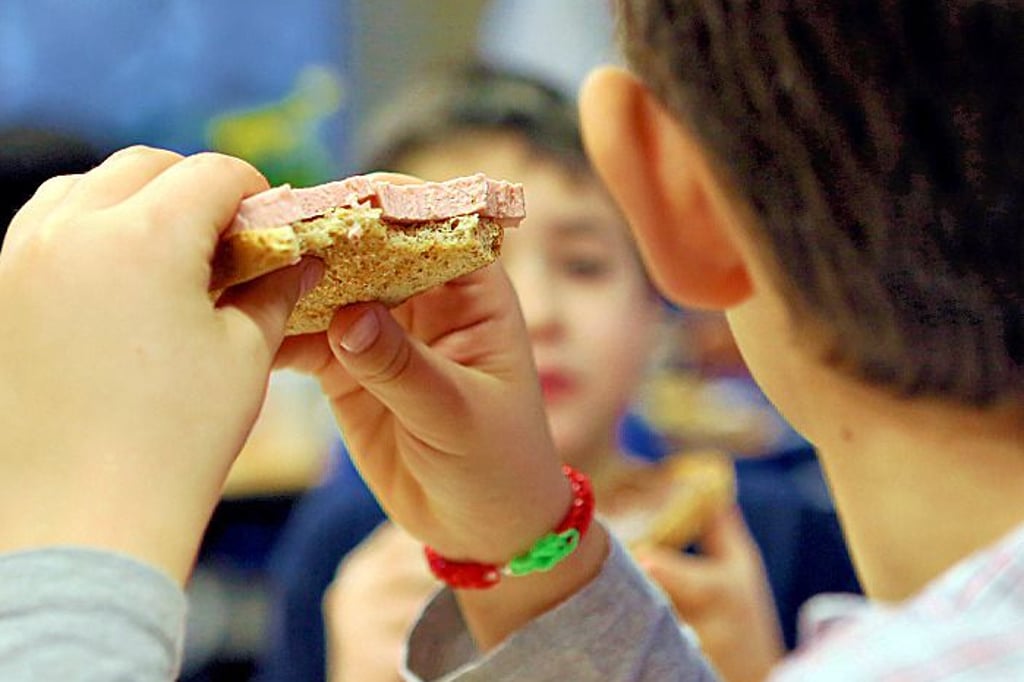 Ein gesundes Frühstück fördert die Aktivität von Schulkindern.