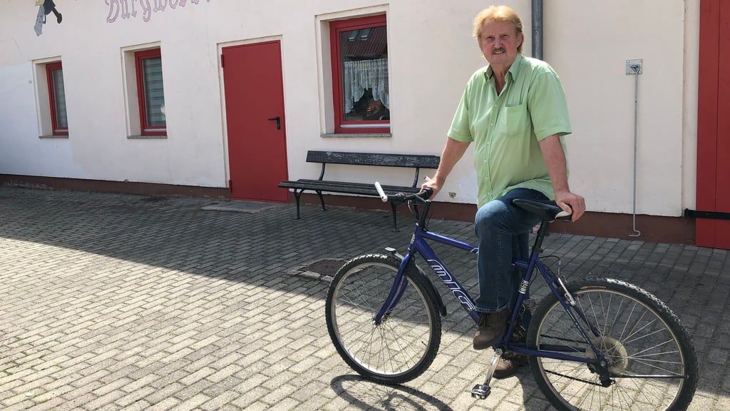 Ortsbürgermeister Hubert Schmoranzer steht am Gerätehaus der Feuerwehr.