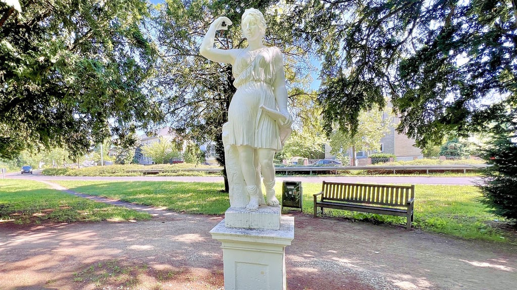 Im Georgengarten befindet sich auch die Statue der Diana. Sie wurde kürzlich restauriert, dann aber der Sockel von Schmierfinken verunziert. Der strahlt nun dank der Unterstützung von Hersel Restaurierungen wieder.